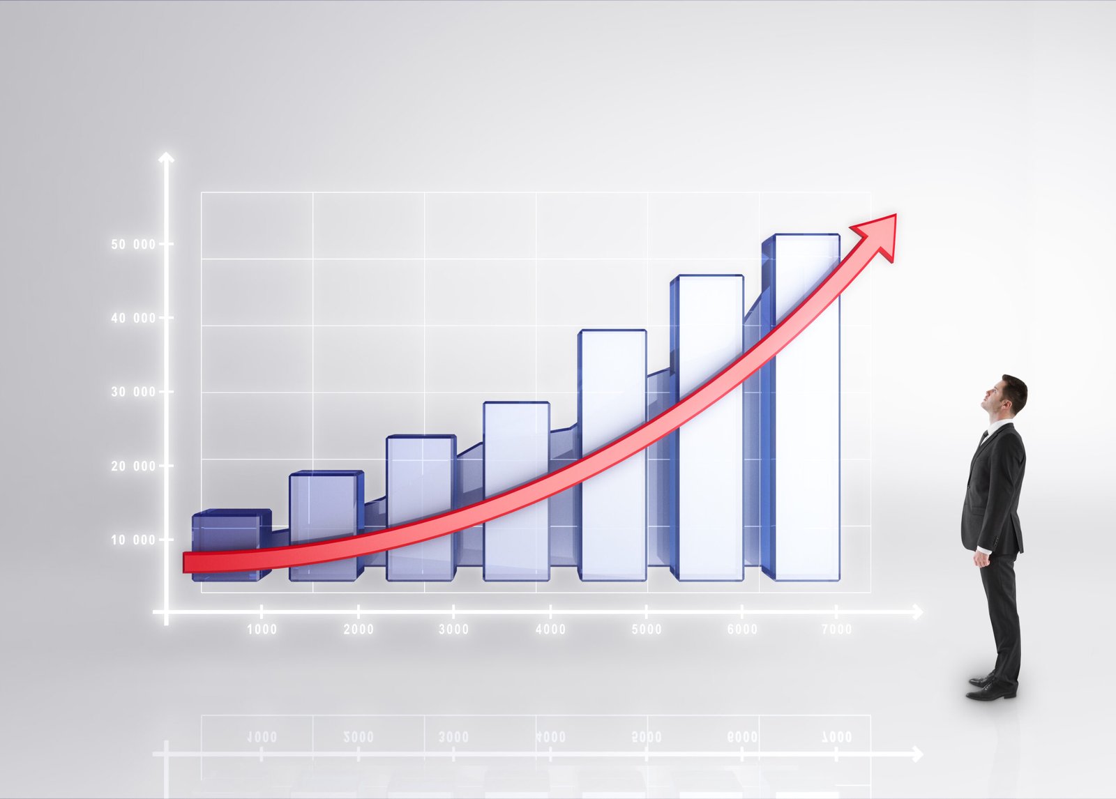 Homme d'affaires en costume regardant un graphique de croissance.