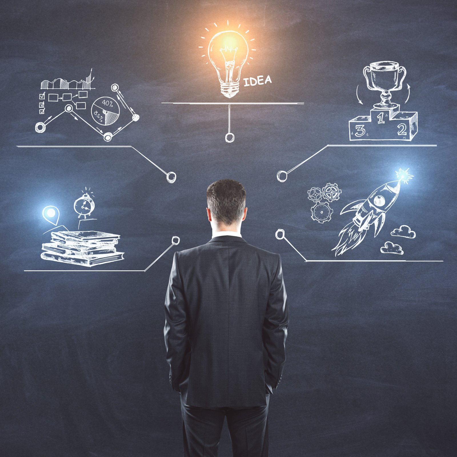 Homme d'affaires dessinant un graphique de croissance sur un tableau.