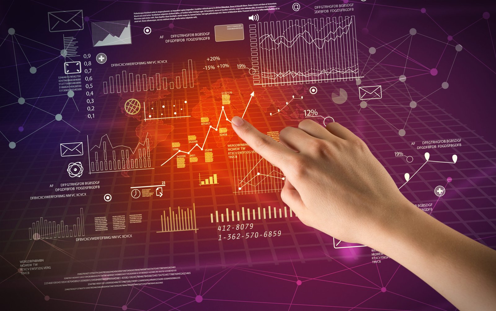 Main féminine touchant des graphiques et données numériques.